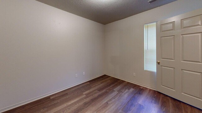 Building Photo - 1709 Redbud Dr