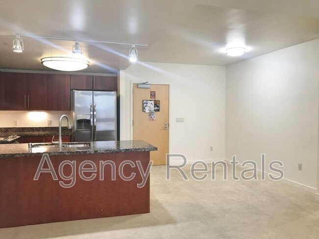 Building Photo - 600 Queen St