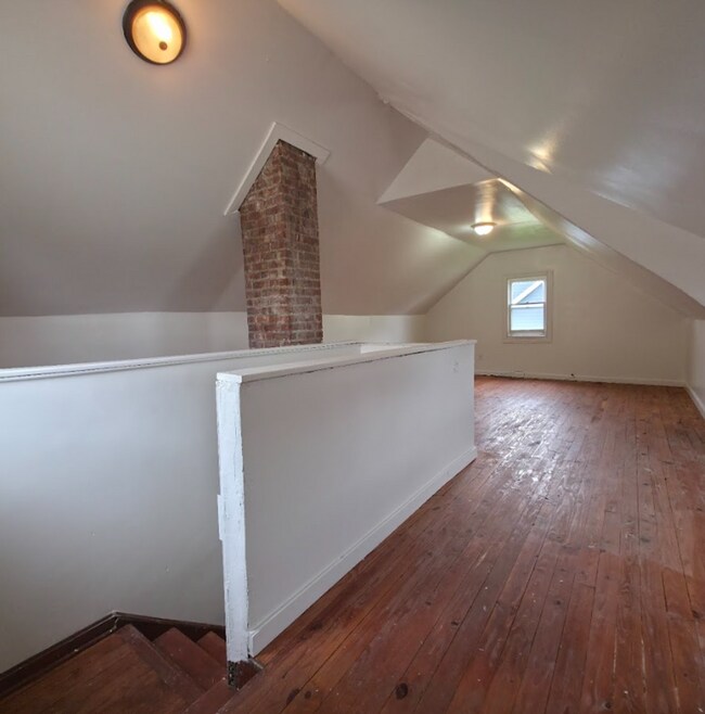 Building Photo - Multi Family Home 3 Bedroom and 1 Bath For Rent