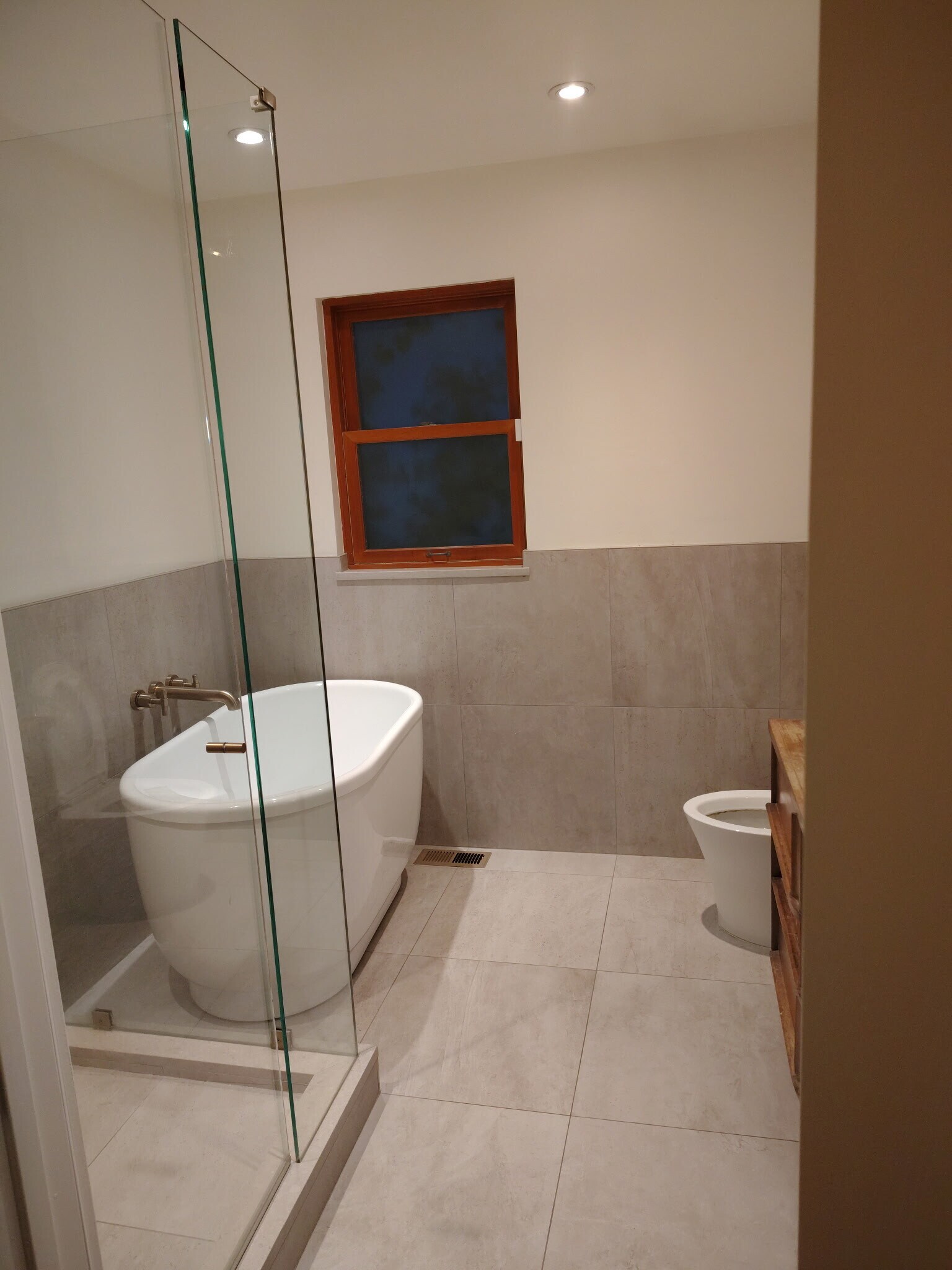 Soaking tub fit for a Queen or King! - 1235 S University Blvd