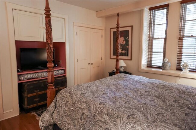 Building Photo - 6 Howe Ave