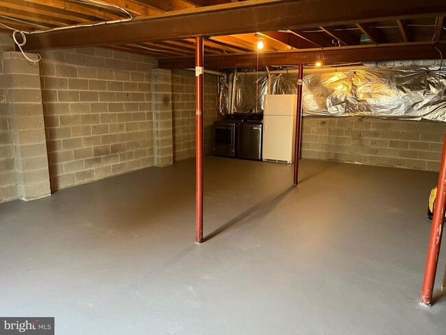 Building Photo - 218 Meadows Ln NE