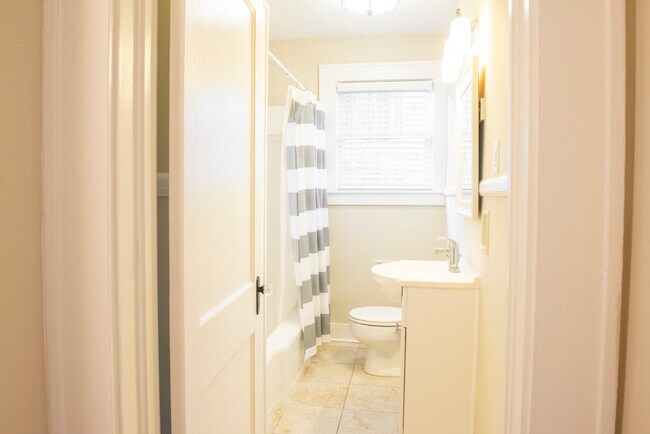 Building Photo - Renovated 1 bedroom apartment
