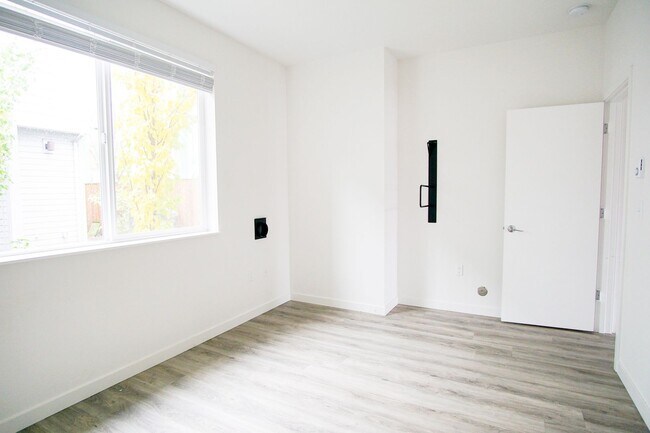 Building Photo - Rare 3 Bed, 2 Bath Townhouse Ready Late Se...