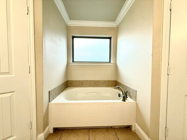 Building Photo - 806 E 98th St