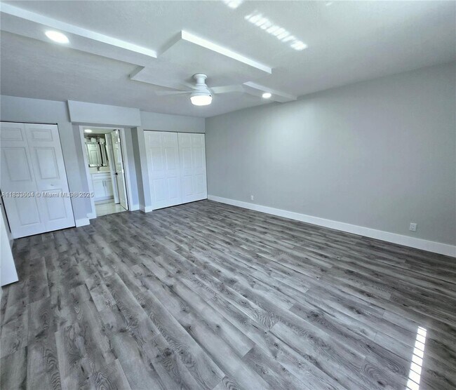 Building Photo - 3710 Inverrary Dr