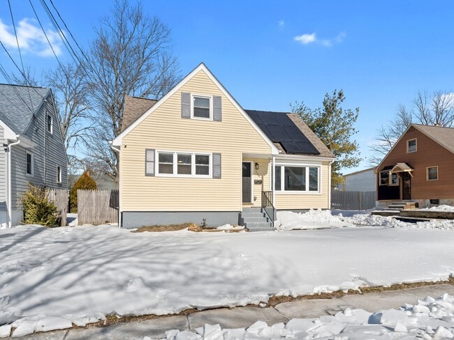 Building Photo - Charming Woodbury Home with Enclosed Backyard & Deck