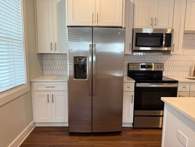 Building Photo - Modern 2 Bedroom Condo in the Heart of Melrose