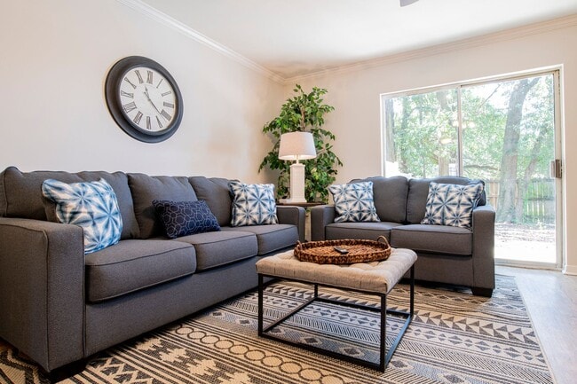Building Photo - Conveniently Located Furnished Townhome in...