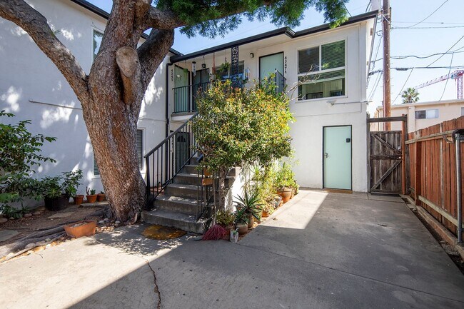 Building Photo - Charming 2 Bedroom in University Heights w...