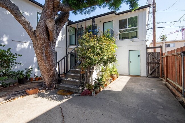 Building Photo - Remodeled North Park 1 BR with Stainless Steel Appliances and Washer/Dryer in Unit!