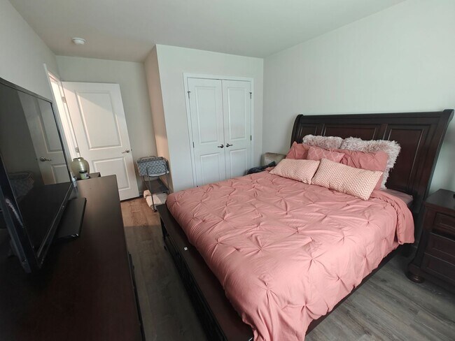 Building Photo - 3 bedroom townhome