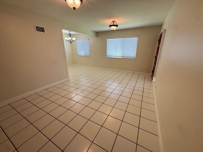 Building Photo - Relaxed Living in the Heart of Newbury Park