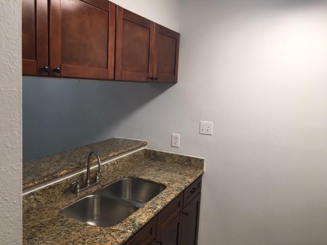 Building Photo - 7114 N Holiday Dr