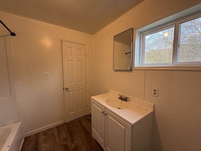 Building Photo - 328 SE Lane Ave