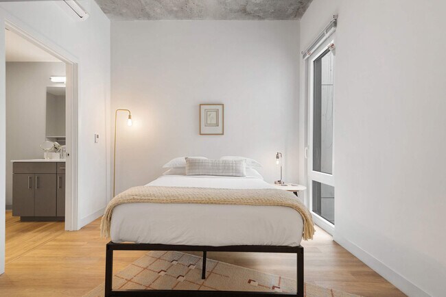 Building Photo - 853 W Blackhawk St