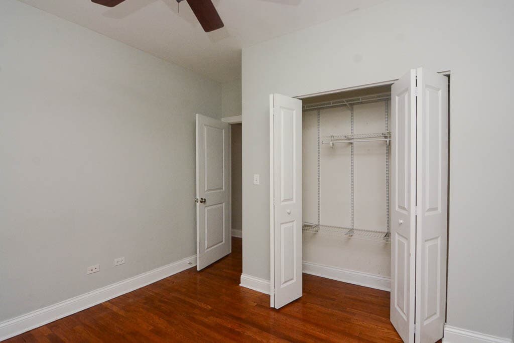 Building Photo - 722 W Addison St