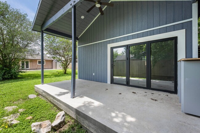 Building Photo - 1153 Brookswood Ave