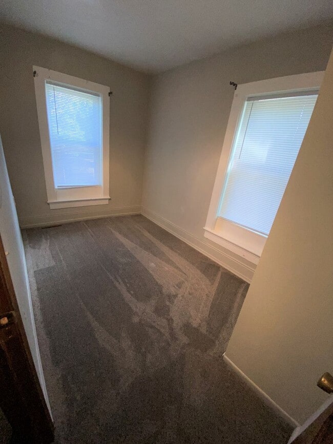 Building Photo - Main Level 2 Bedroom 1 Bath