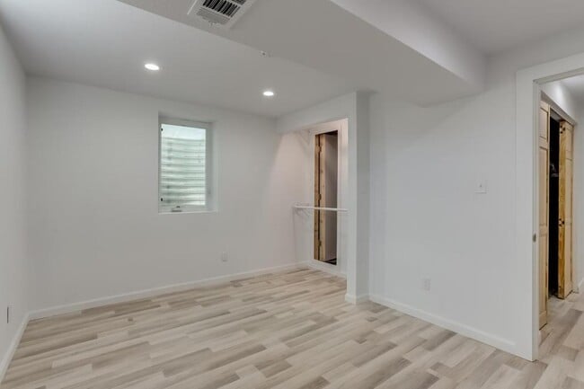 Building Photo - 7520 W Bails Ave
