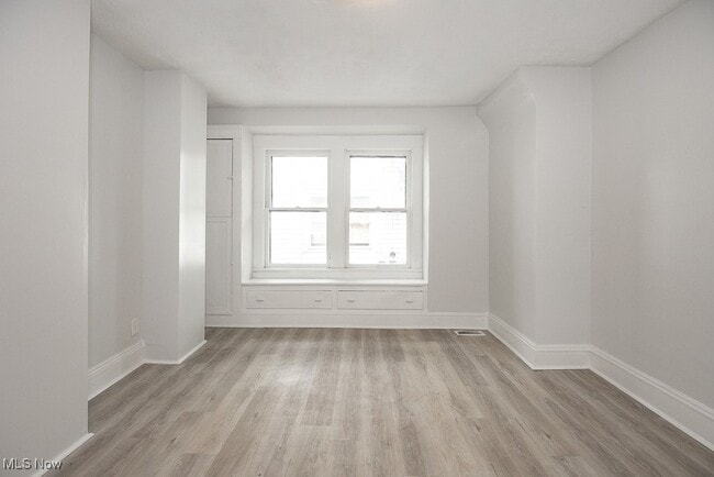 Building Photo - 15409 Grovewood Ave