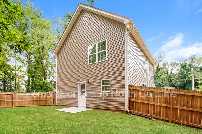 Building Photo - 2569 33rd Ave NE
