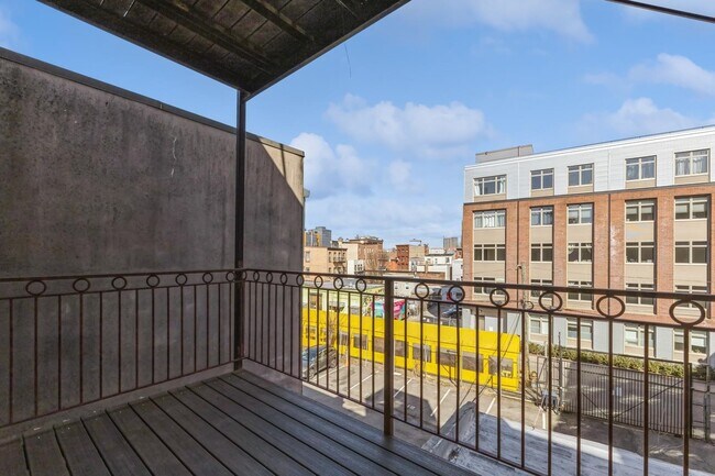 Building Photo - 192 Christopher Columbus Dr