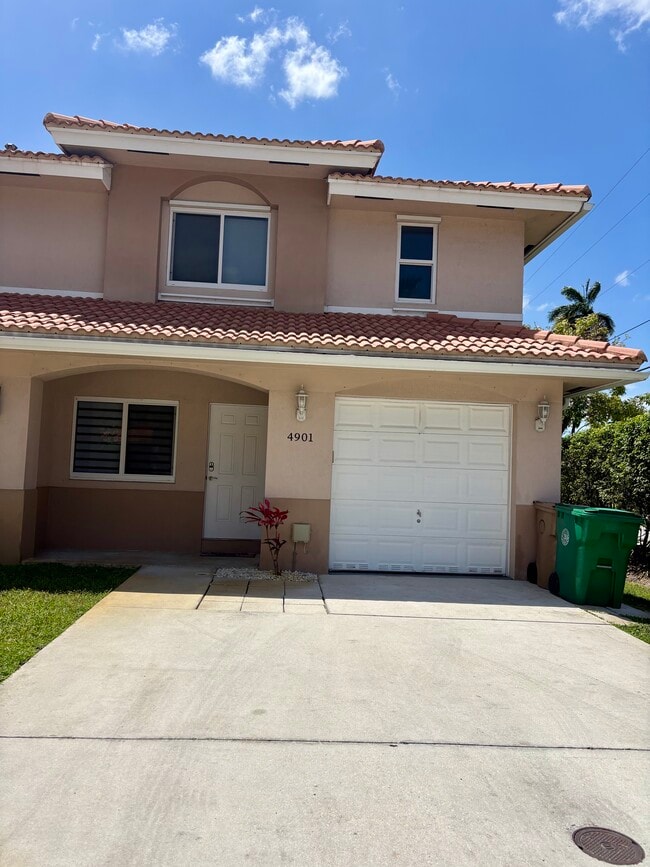 Building Photo - 4901 Palm Garden Ln