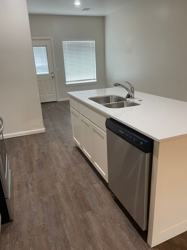 Building Photo - 3 bedroom 2 bath duplex in Newcastle