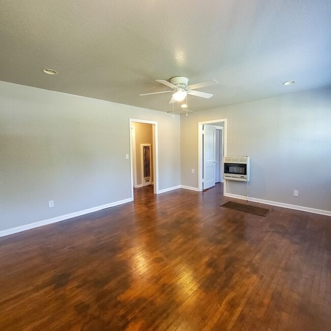 Building Photo - 2 Bedroom 1 bath Duplex