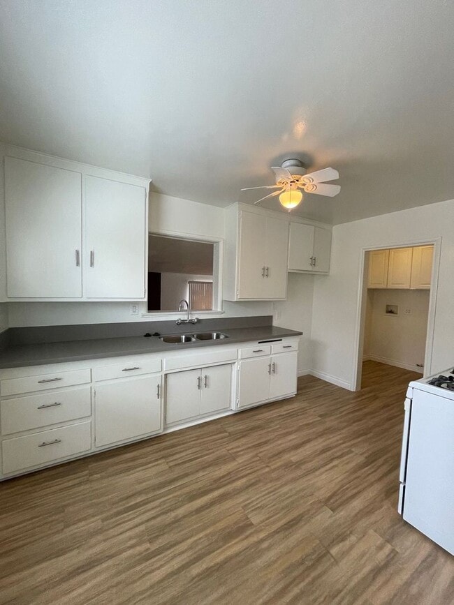 Building Photo - Long Beach 3 Bedroom 1.5 Bath House - 2 Ca...