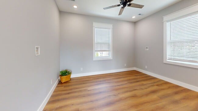 Building Photo - 5BR/5BA Fort Sanders Townhome | Off-Campus...