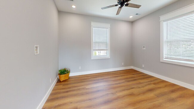 Building Photo - One Private Bedroom/Bath in Spacious 5BR/5BA Townhome Near UTK