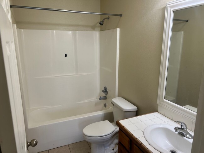 Building Photo - 3 Bed 2 Bath Home