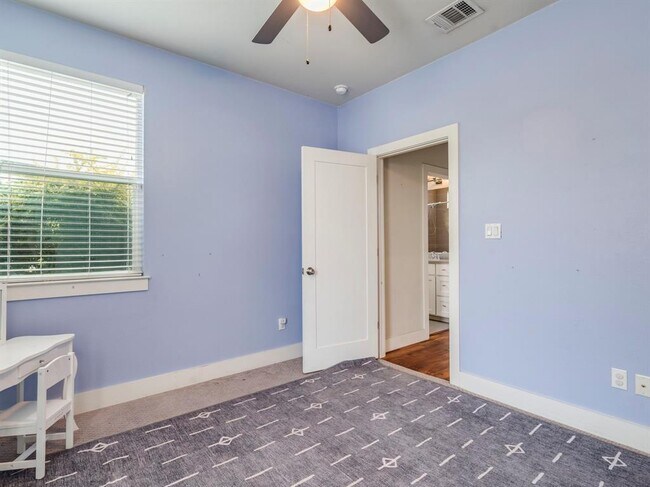 Building Photo - 17215 Oak Cliff Cir