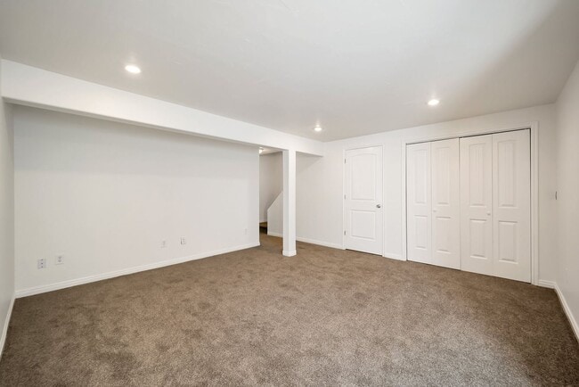 Building Photo - Awesome Townhome in Iverness Square in Murray