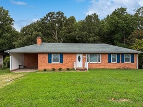 Building Photo - 3 Bed 1.5 Bath in North Chesterfield!