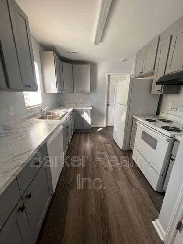 Building Photo - 1602 Pender St