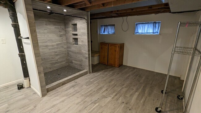 Building Photo - SUPER CUTE 2 or 3 BEDROOM HOME + GARAGE IN QUIET EDGEWATER NEIGHBORHOOD!