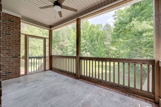 Building Photo - Beautiful 3 bedroom 2 bath Ranch with Bonu...