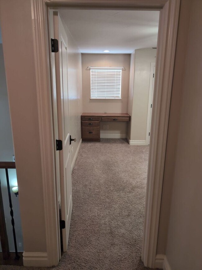 Building Photo - PET FRIENDLY -Spacious 6 Bedroom Home in St. George