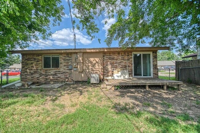 Building Photo - 2264 Donna Dr