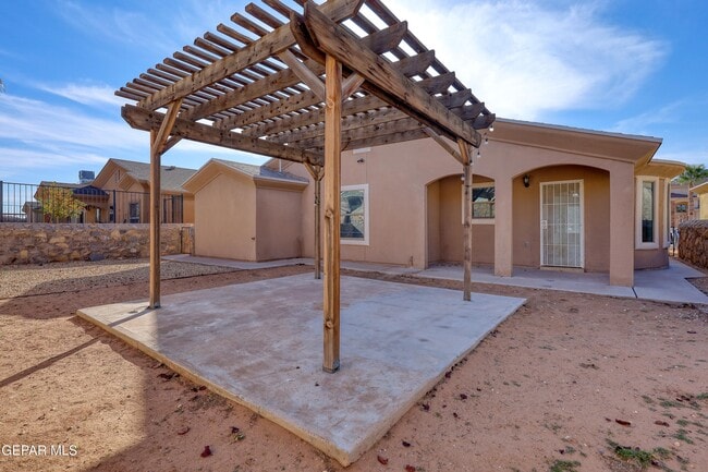 Building Photo - 14325 Woods Point Ave