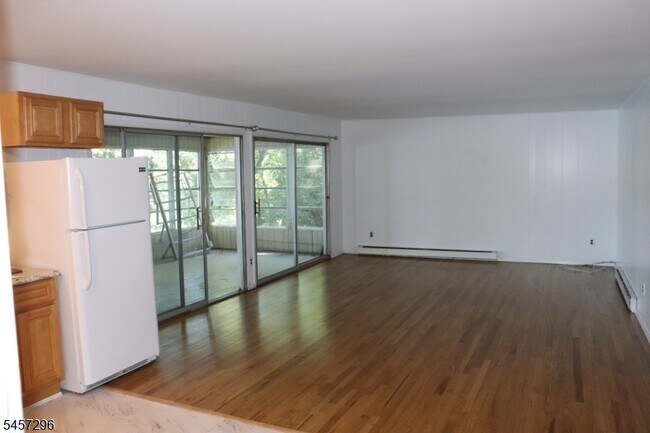 Building Photo - 370 Lake Shore S
