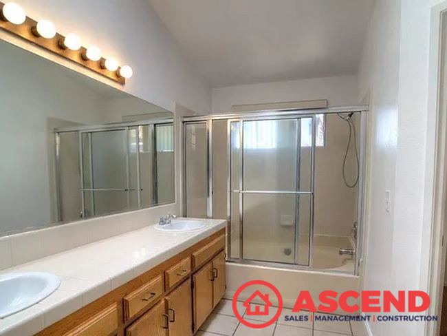 Building Photo - Lovely 3 Bedroom Home Off McCutchen and Ol...