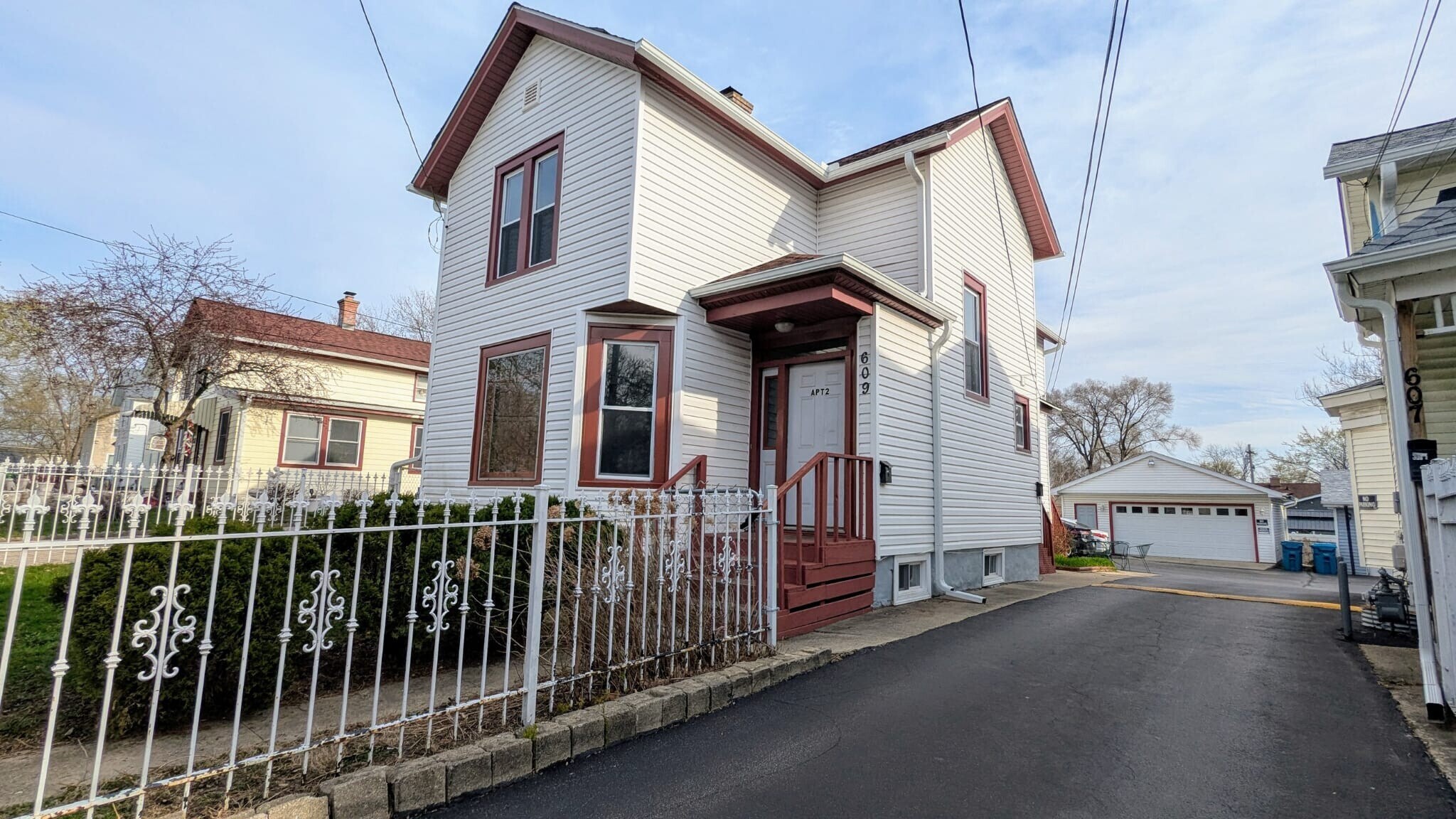 Building Photo - 609 College Ave