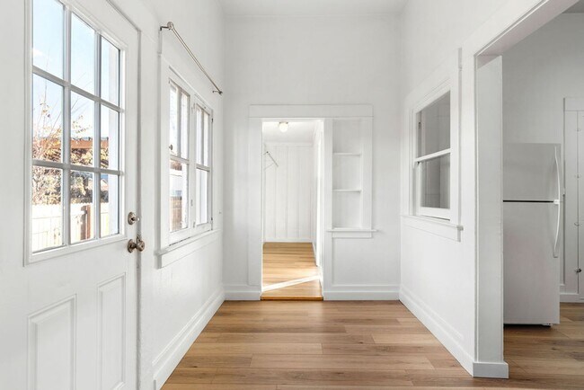 Building Photo - 331 Roberts St