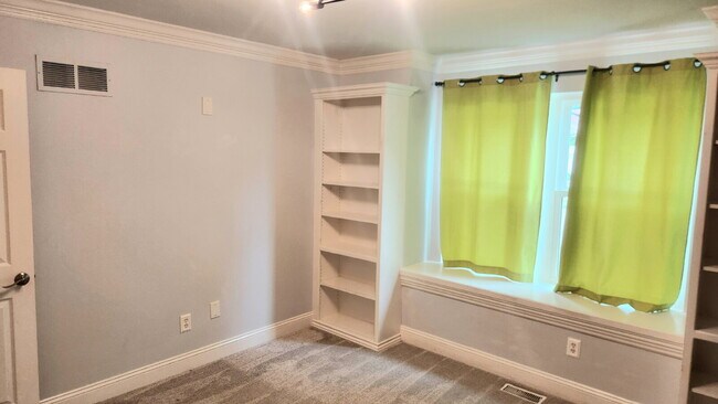 Building Photo - "Charming 3-Bed Oasis with 2.5 Baths on Carrington Court!"