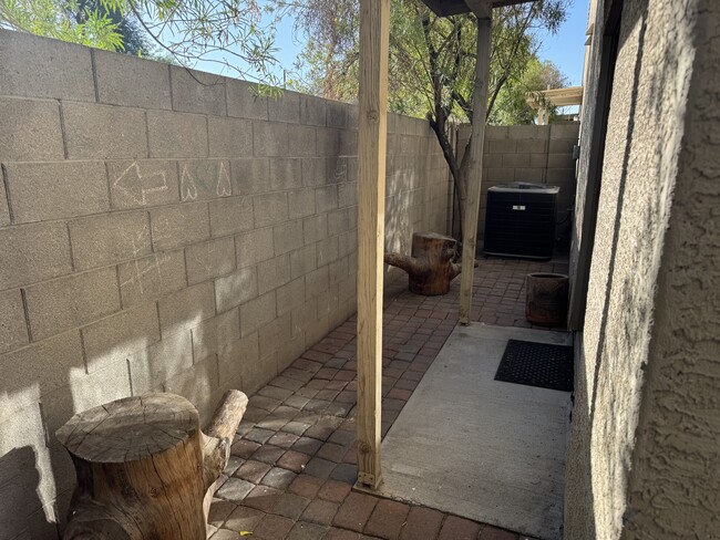 Open private patio - 3440 N 38th St