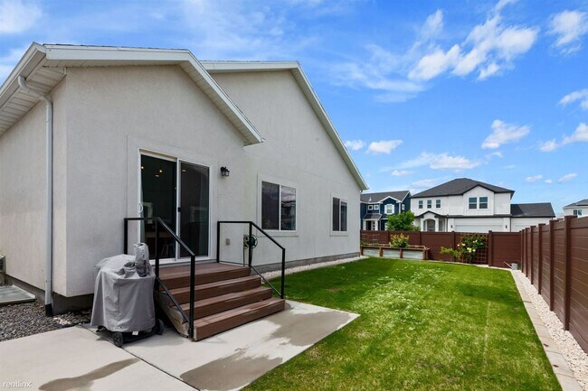 Building Photo - 322 N 240 E